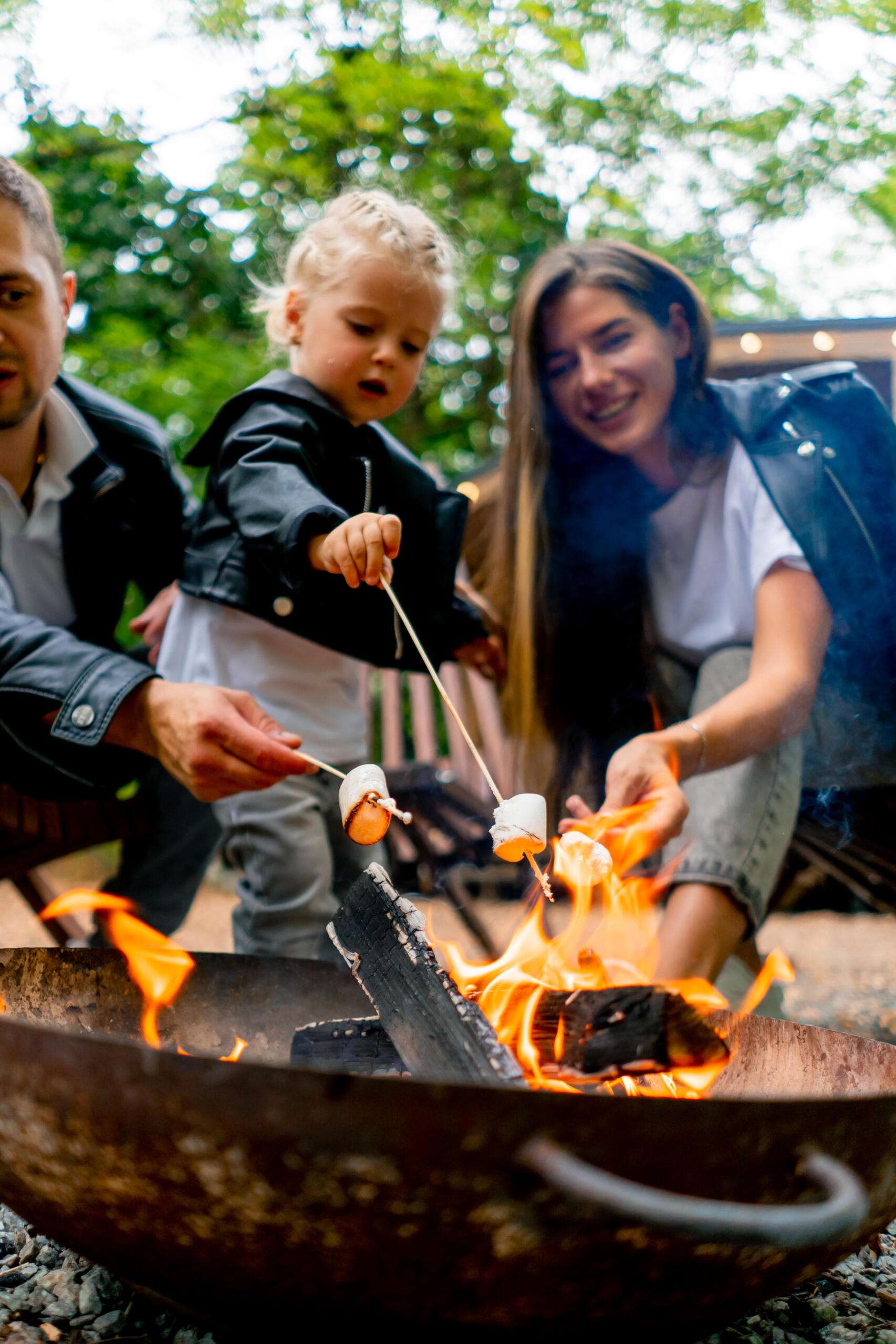 Lagerfeuer Marshmallows rösten